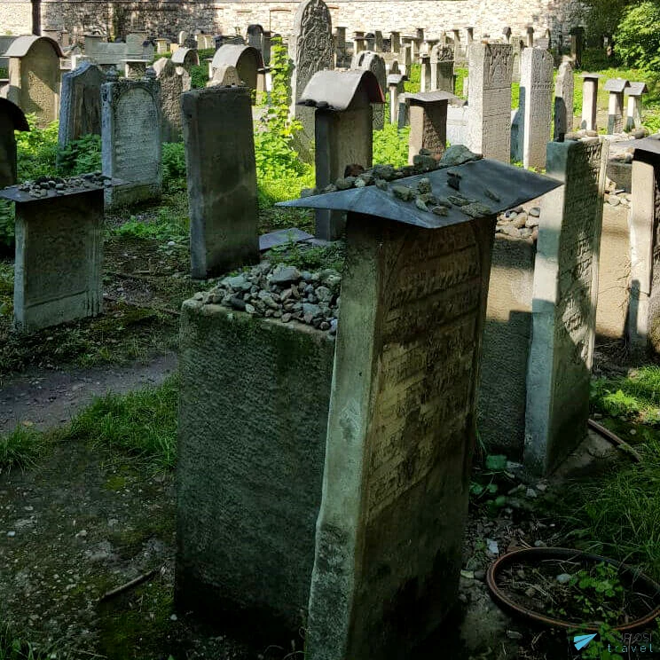Piedras en las tumbas de un cementerio judío