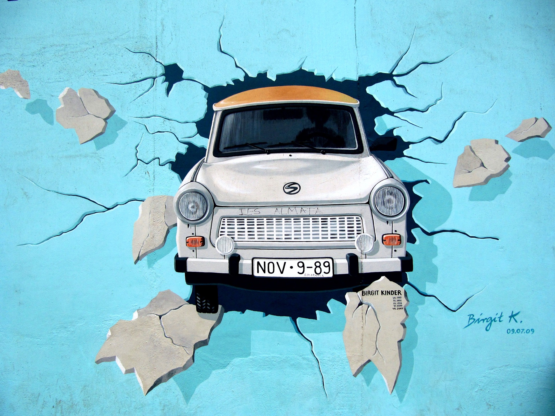 Resultado de imagen de TRABANT ATRAVESANDO EL MURO